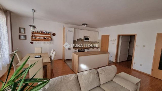 Eladó téglalakás, Debrecenben 125 M Ft, 4 szobás