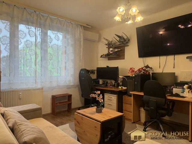 Eladó téglalakás, Budapesten, XVIII. kerületben, Építő utcában