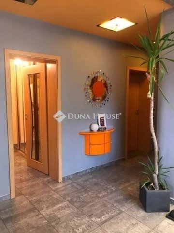 Eladó ikerház, Szegeden 147.9 M Ft, 5 szobás