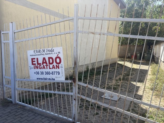 Eladó garázs, Hódmezővásárhelyen 11 M Ft