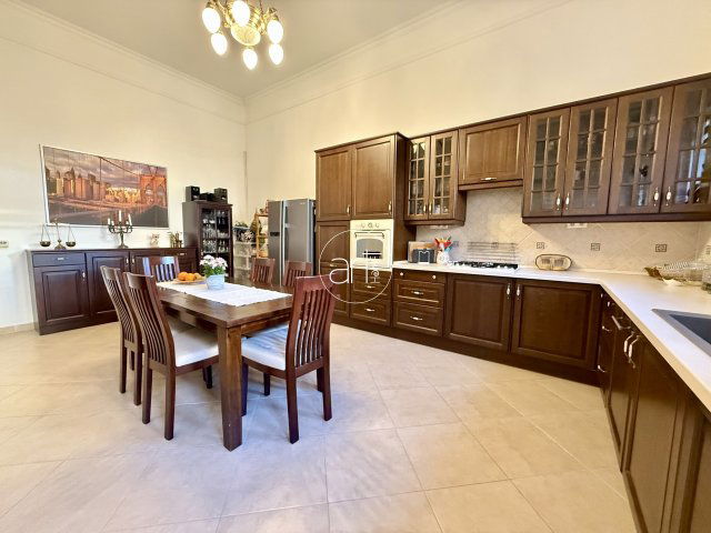 Eladó téglalakás, Szegeden 225 M Ft, 4 szobás