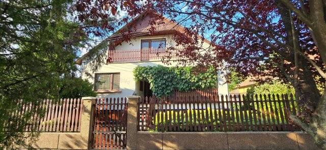 Eladó családi ház, Cegléden 90 M Ft, 6 szobás