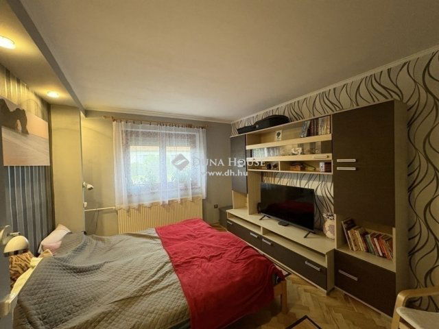 Eladó téglalakás, Pécsett 67.9 M Ft, 2 szobás