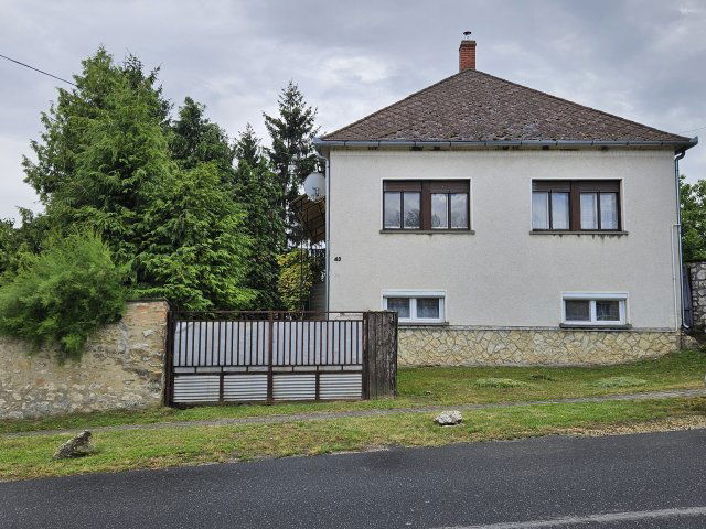 Eladó családi ház, Bakonykoppányban 37.9 M Ft, 5 szobás