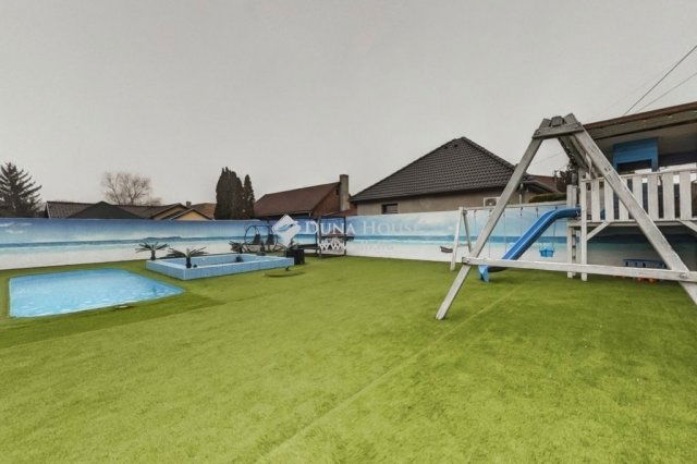 Eladó családi ház, Szigethalmon 259.9 M Ft, 7 szobás