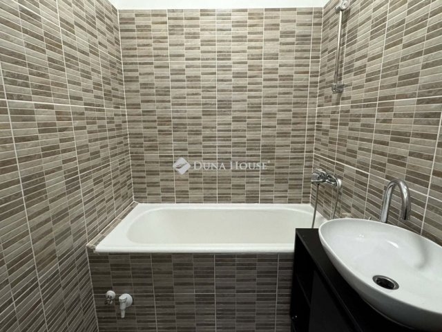 Eladó panellakás, Pécsett 50 M Ft, 2 szobás