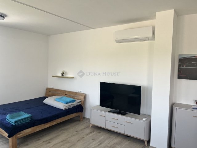 Kiadó téglalakás, albérlet, Pécsett 170 E Ft / hó, 1 szobás