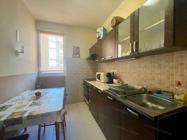 Eladó téglalakás, Szolnokon 38 M Ft, 3 szobás