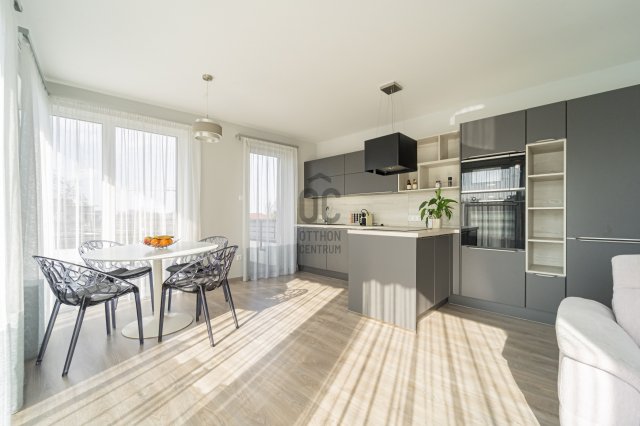 Eladó téglalakás, Balatonföldváron 168 M Ft, 4 szobás