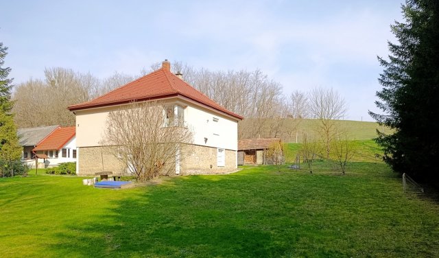 Eladó családi ház, Bakonynánán 119.9 M Ft, 6 szobás