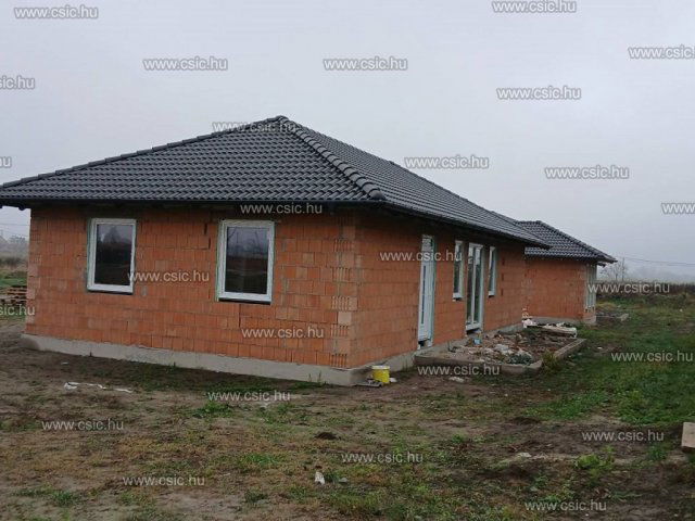 Eladó családi ház, Kiskunlacházán 81.6 M Ft, 5 szobás