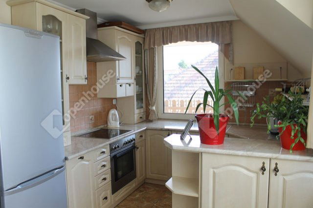 Eladó családi ház, Győrött 198 M Ft, 8 szobás