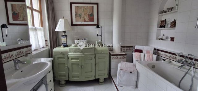 Eladó családi ház, Leányfaluban 275 M Ft, 5 szobás