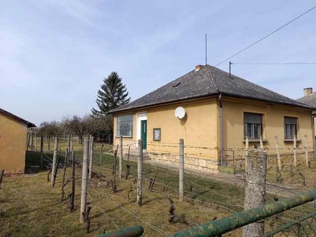 Eladó családi ház, Nyirádon 31.9 M Ft, 2 szobás