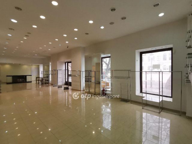 Eladó üzlethelyiség, Békéscsabán 150 M Ft