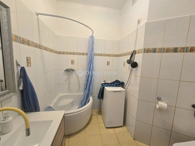 Eladó családi ház, Pécsett 93.99 M Ft, 5 szobás