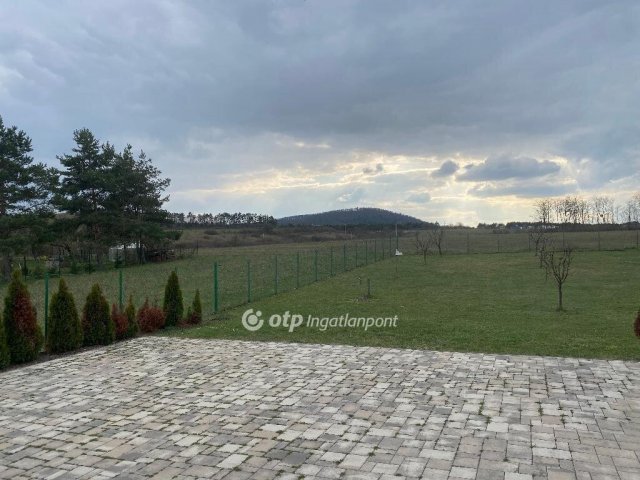 Eladó családi ház, Márkón 145 M Ft, 4 szobás
