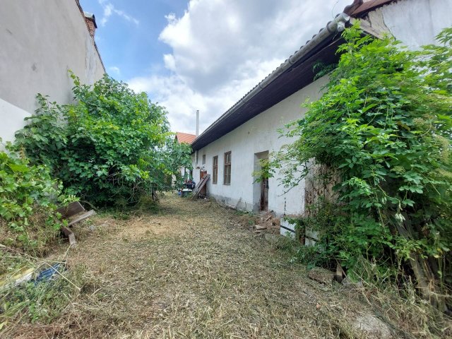 Eladó családi ház, Esztergomban 49.9 M Ft, 2 szobás