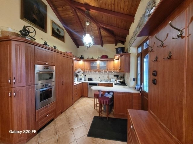 Eladó családi ház, Vecsésen 149.9 M Ft, 5 szobás