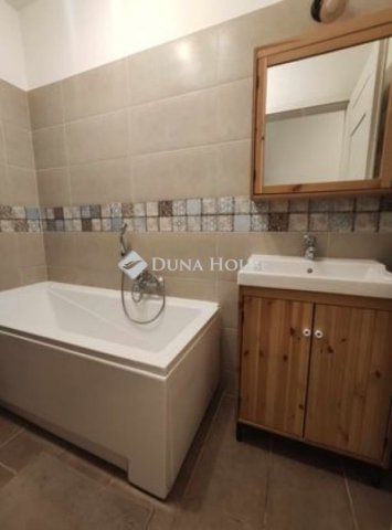 Eladó téglalakás, Pécsett 110 M Ft, 5 szobás