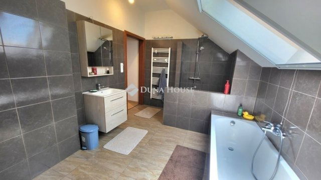 Eladó családi ház, Csobánkán 239 M Ft, 6 szobás