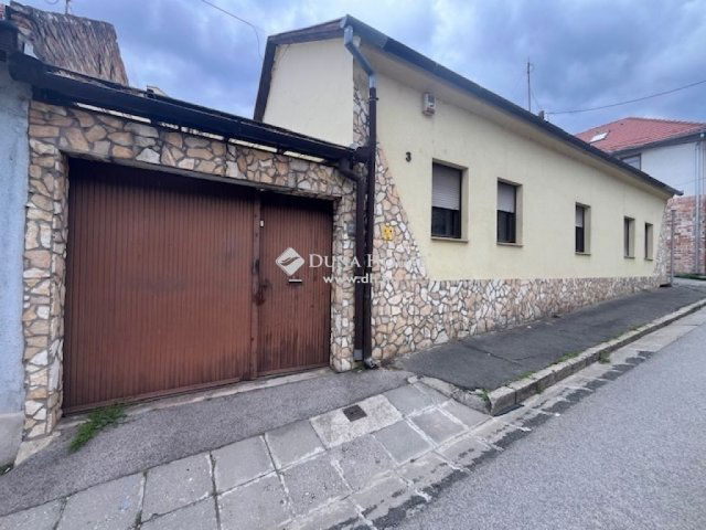 Eladó családi ház, Pécsett 65 M Ft, 4 szobás