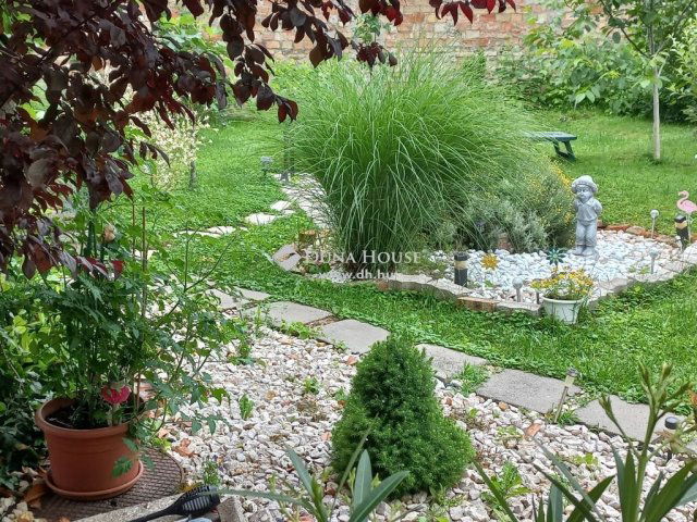 Eladó családi ház, Esztergomban 134.9 M Ft, 5 szobás