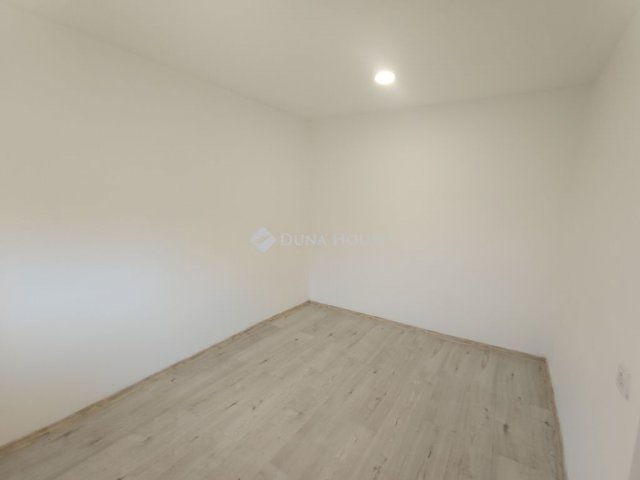 Eladó családi ház, Újszászon 24 M Ft, 4 szobás
