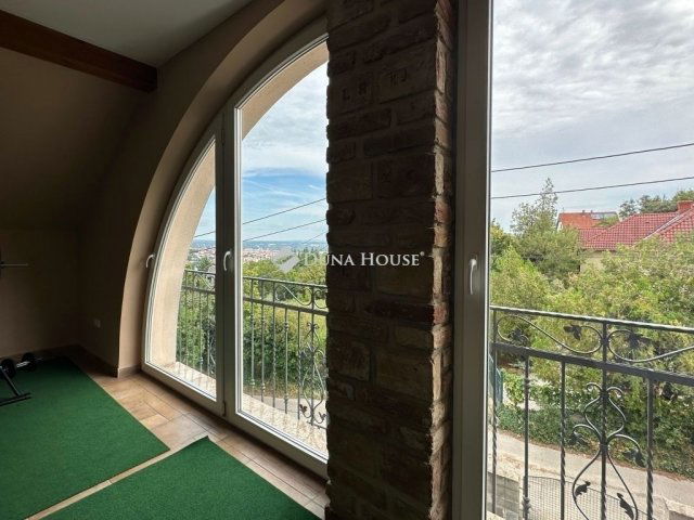 Eladó családi ház, Pécsett 220 M Ft, 9 szobás