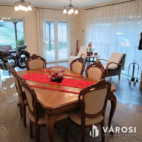 Eladó családi ház, Szadán 119.8 M Ft, 6 szobás