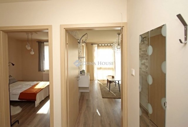 Eladó téglalakás, Pécsett 64 M Ft, 2 szobás