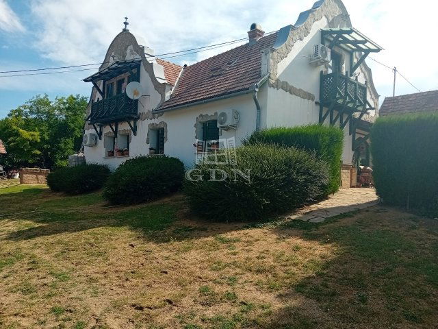 Eladó családi ház, Igalon 217.96 M Ft, 9 szobás