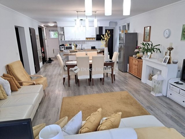 Eladó téglalakás, Debrecenben 110 M Ft, 3 szobás