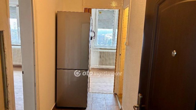 Eladó panellakás, Dunaújvárosban 33.5 M Ft, 1+1 szobás