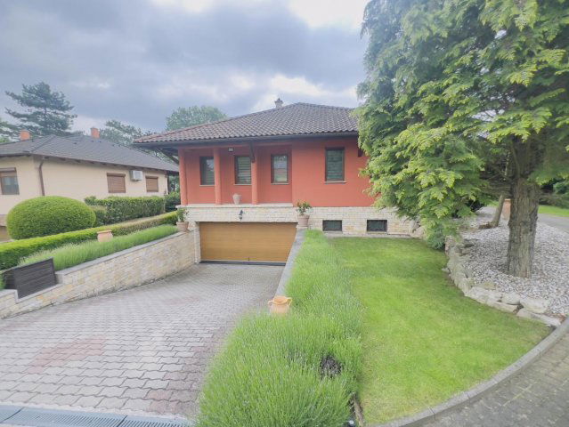 Eladó családi ház, Tatán 255 M Ft, 5 szobás