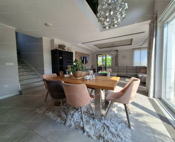 Eladó családi ház, Hévízen 270 M Ft, 5 szobás