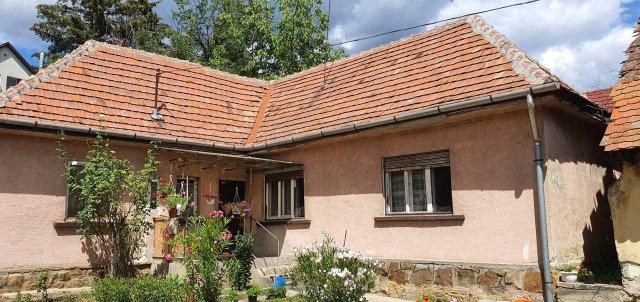 Eladó családi ház, Budakeszin, Fő utcában 62.5 M Ft, 2+1 szobás