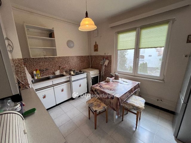 Eladó téglalakás, Szegeden 95 M Ft, 3 szobás