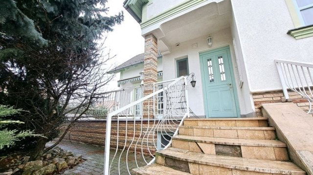 Eladó családi ház, Dunakeszin 199.5 M Ft, 7 szobás