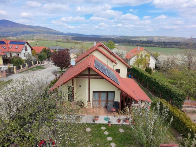 Eladó családi ház, Vácon 159.499 M Ft, 6 szobás