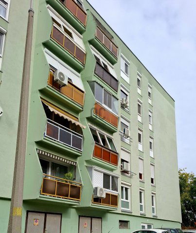 Eladó panellakás, Pécsett 43.99 M Ft, 3 szobás