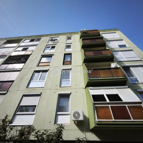Eladó panellakás, Pécsett, Mátyás Flórián téren 39.5 M Ft