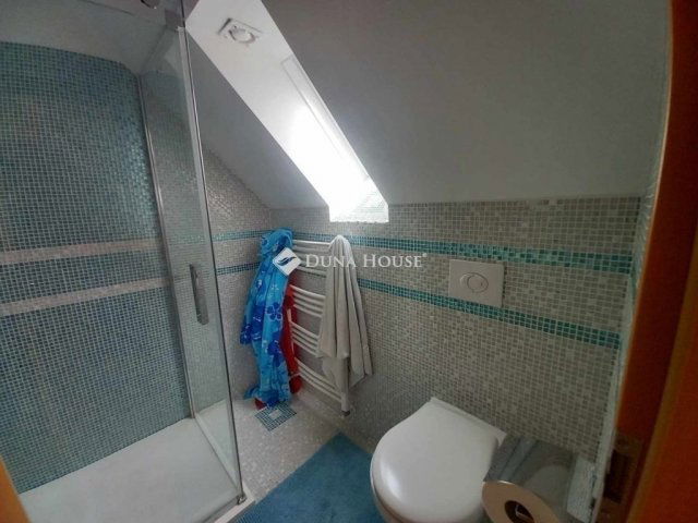 Eladó családi ház, Vecsésen 160 M Ft, 6 szobás