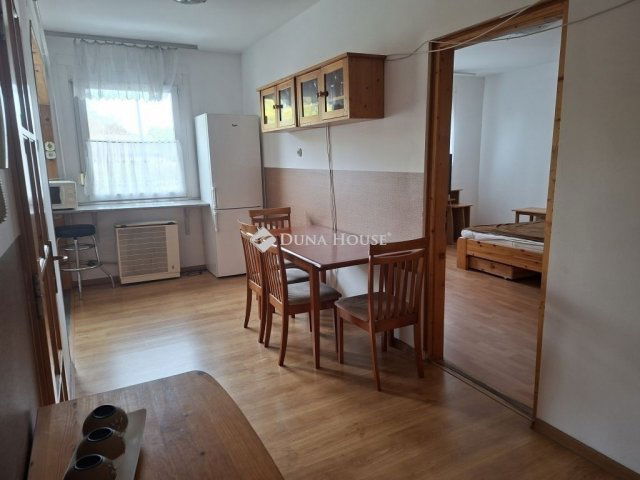 Eladó téglalakás, Gödöllőn 74 M Ft, 2 szobás