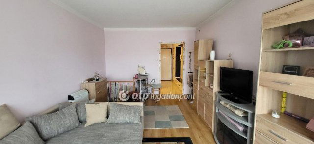 Eladó panellakás, Csornán 32.9 M Ft, 1 szobás