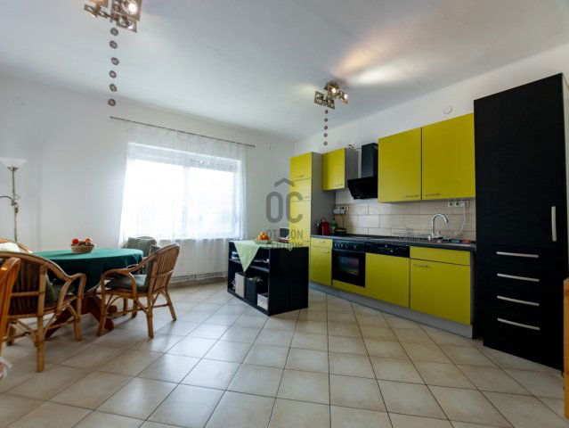 Eladó családi ház, Kecskeméten 230 M Ft, 9 szobás