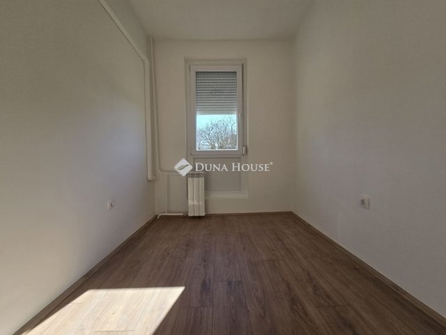 Eladó panellakás, Pécsett 44.9 M Ft, 2+1 szobás