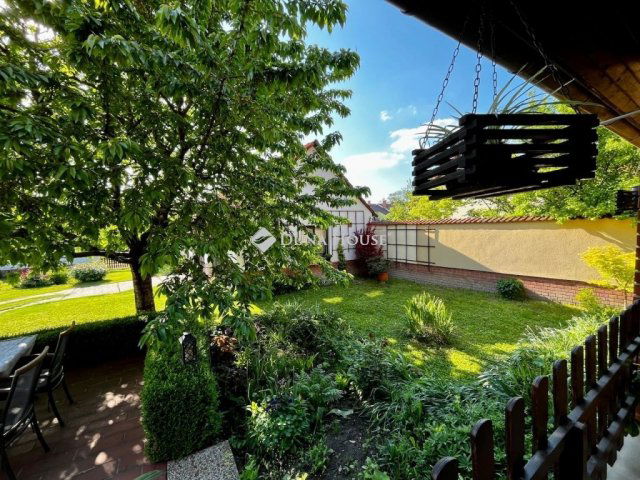 Eladó családi ház, Mohácson 99 M Ft, 6 szobás