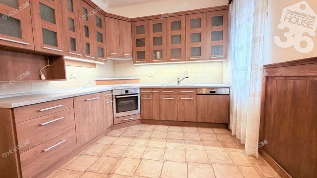 Eladó családi ház, Kecskeméten 237 M Ft, 8 szobás