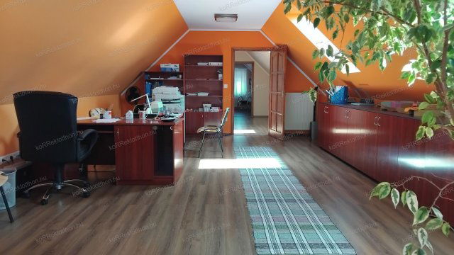 Eladó családi ház, Jászberényben 104.9 M Ft, 6 szobás